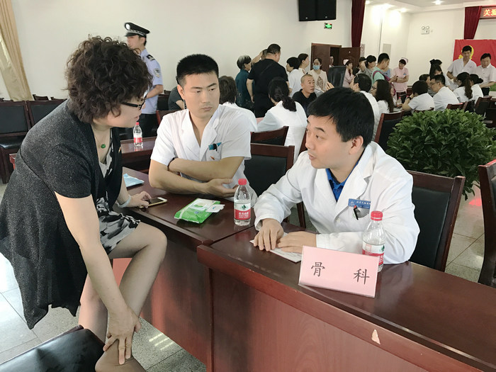 骨科副主任医师刘洋（右1）在义诊现场.JPG
