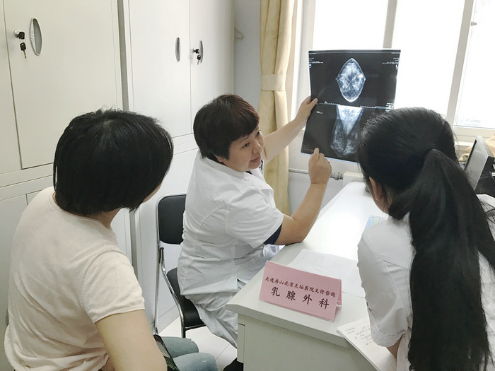 乳腺外科主任医师王丕琳（中）在义诊现场.JPG