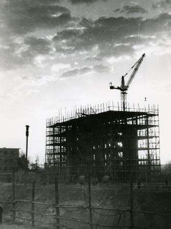 建设中的研究所1980.jpg