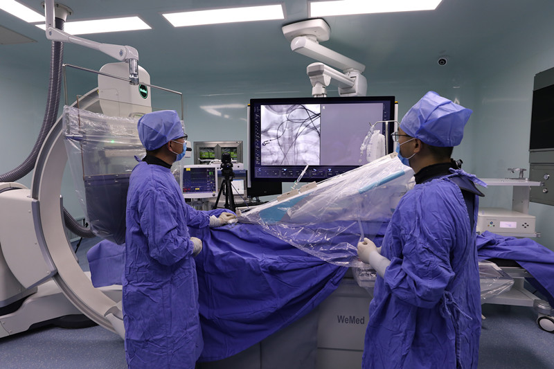 能在大脑中“工作”，介入机器人“鲁班”完成全国首例机器人辅助全脑血管造影手术