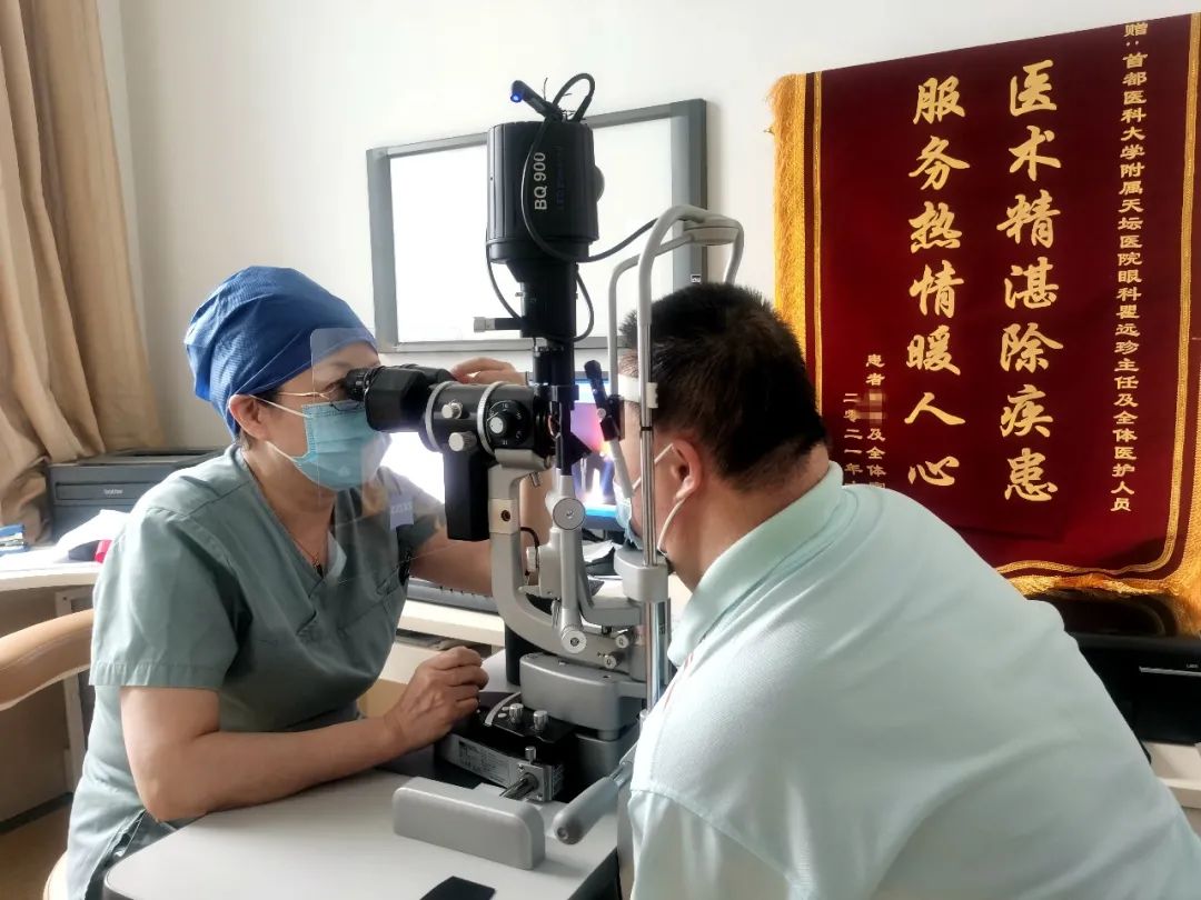 两台手术“无缝衔接” 北京天坛医院眼科团队救治特殊的母子患者